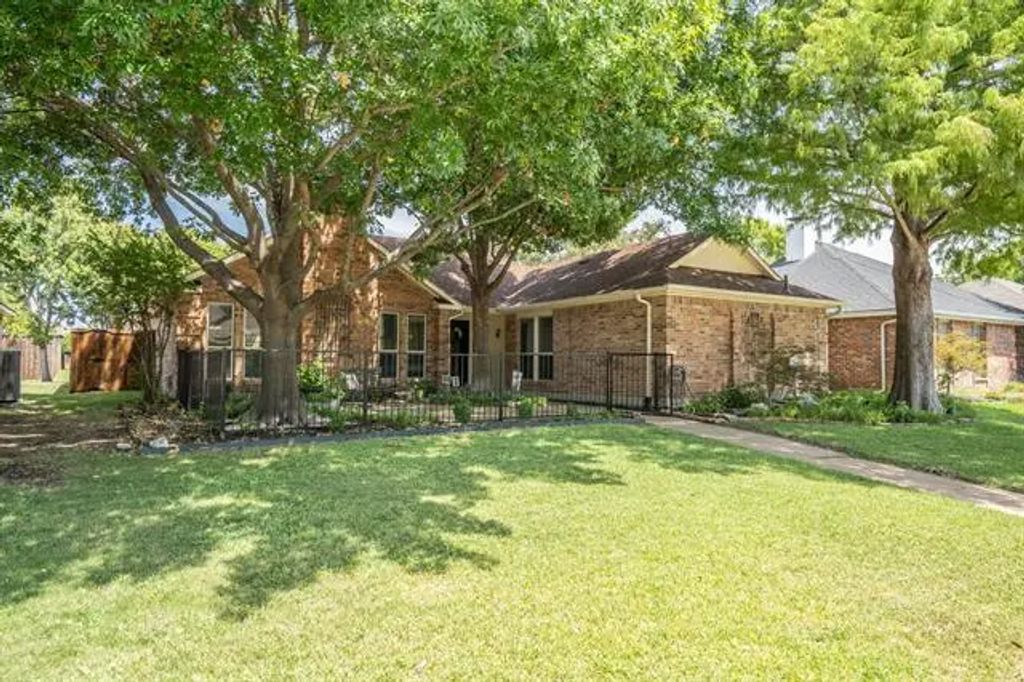 1927 Lavaca Trail, Carrollton