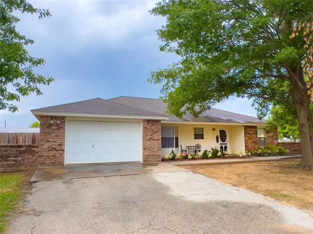 310 W Cedar Street, Nocona
