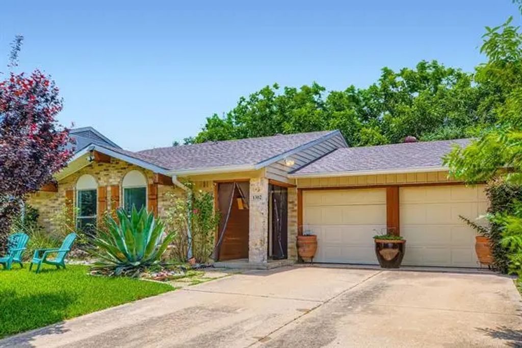 1302 N San Saba Street, Grand Prairie