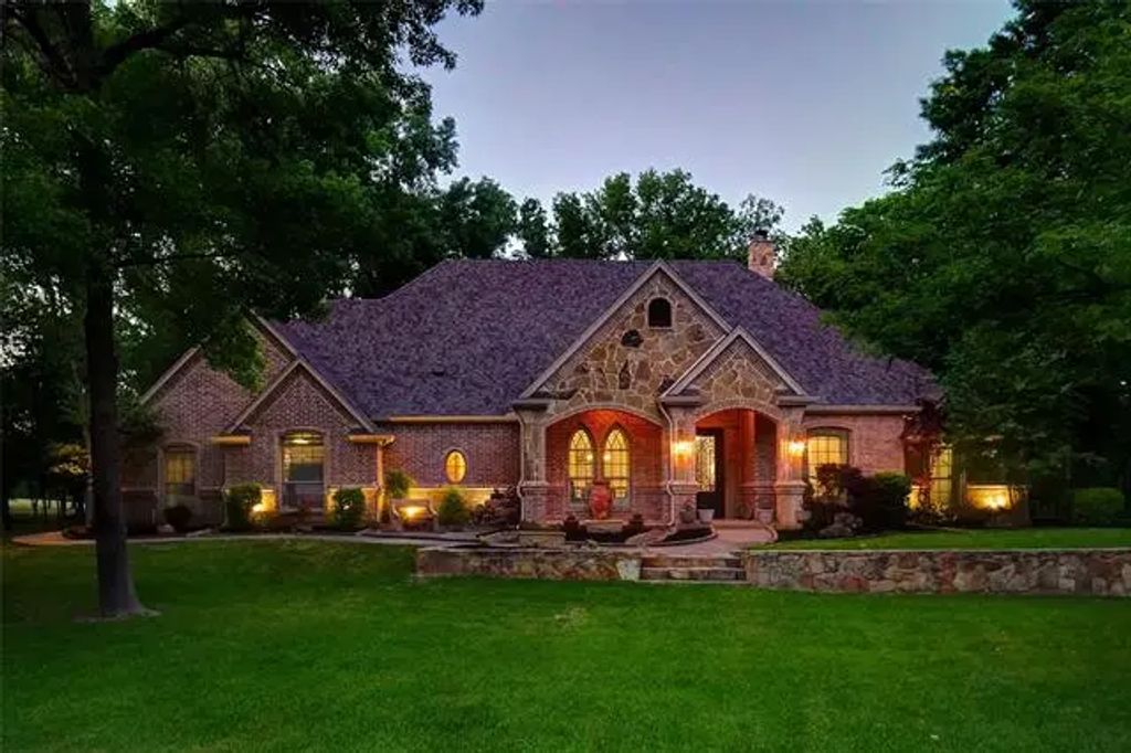 7200 Oak Creeks Court, Fort Worth