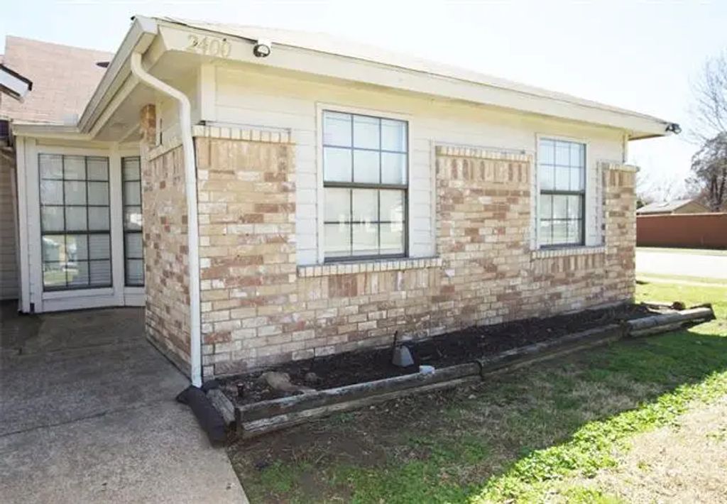 2400 Sunflower Drive, Arlington