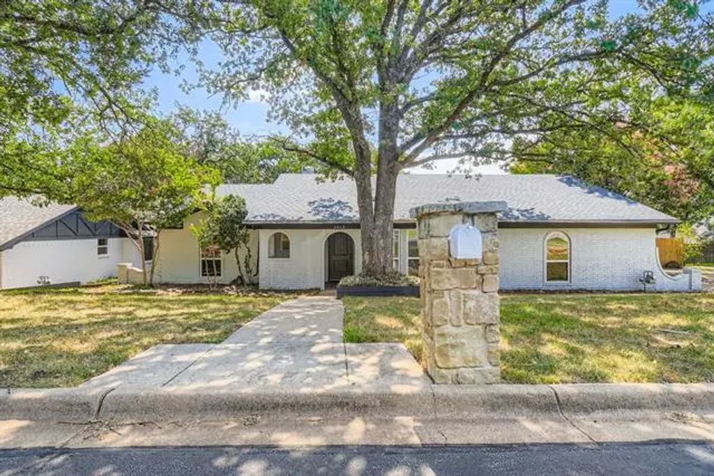 2848 Winterhaven Drive, Hurst