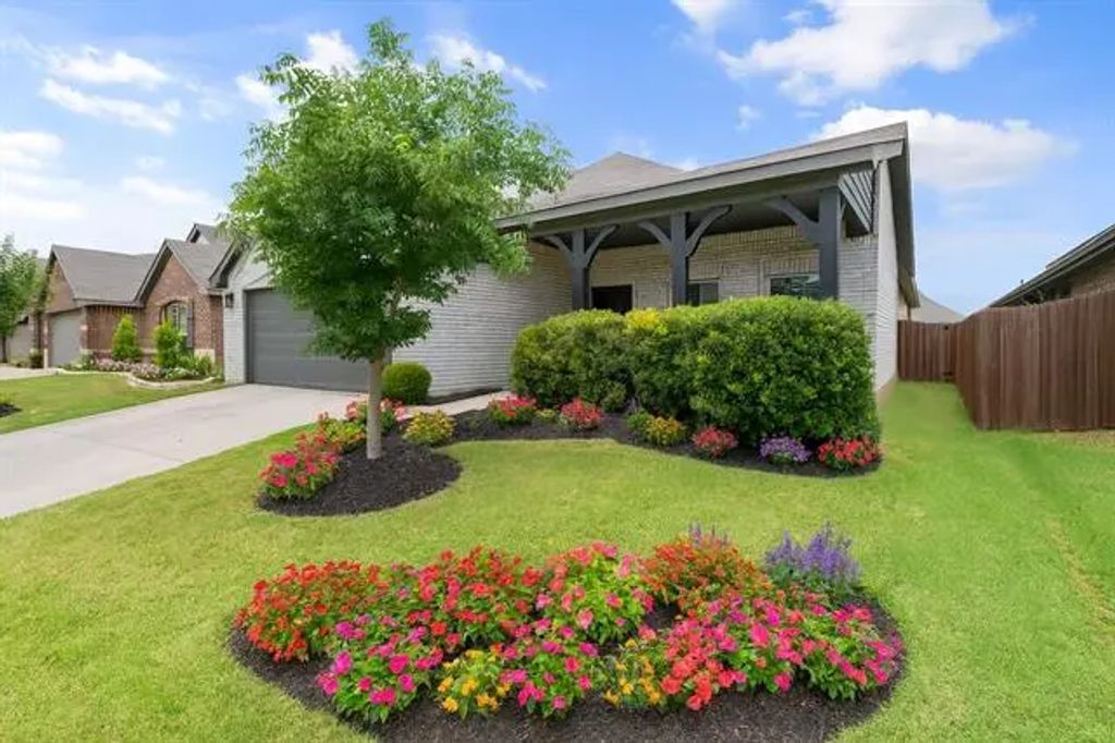 1345 Queens Brook Lane, Fort Worth