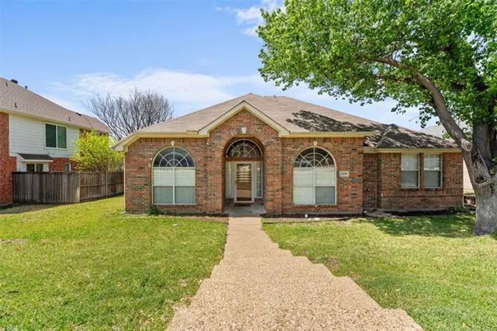 2409 Queens Court, Carrollton