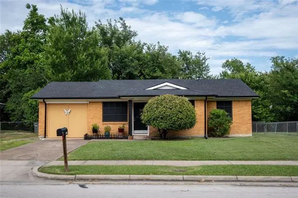 1005 Mardi Gras Lane, Wylie