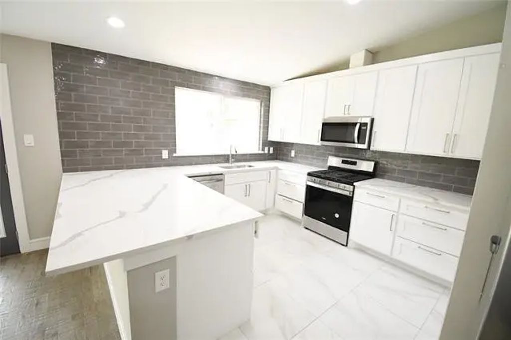 1114 W Northgate Drive, Irving