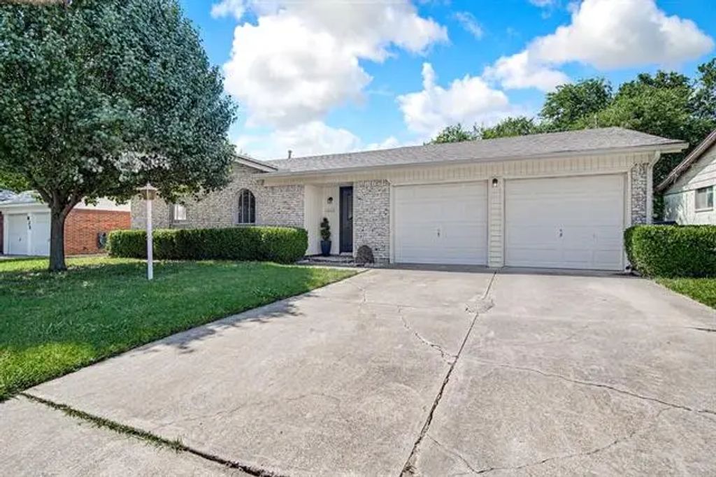 829 Belaire Drive, Burleson