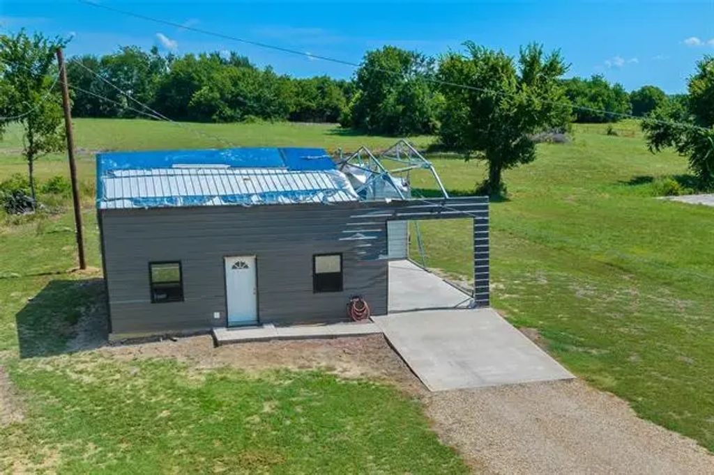 664 County Road 5040, Leonard