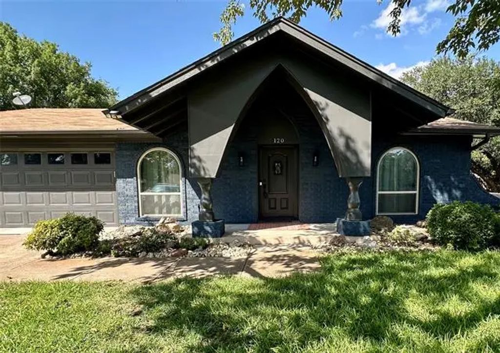 120 Lakeway Drive, Benbrook