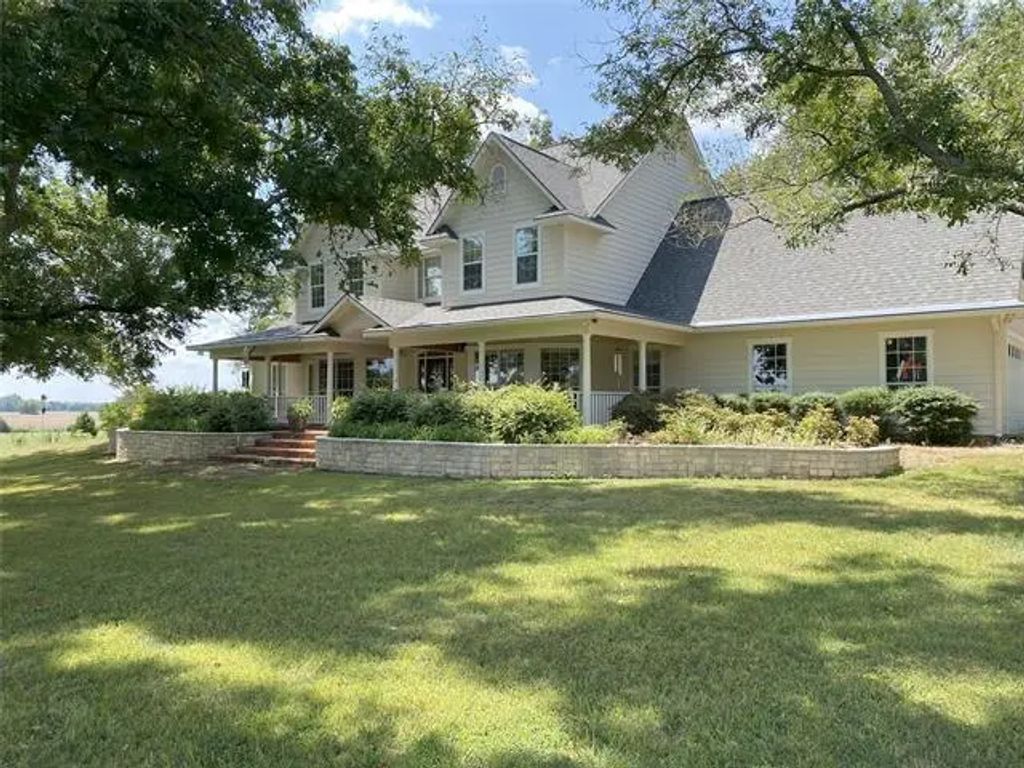 1302 County Road 14720, Paris