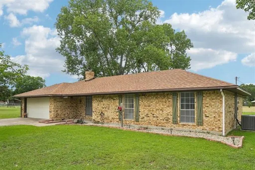 1301 Azalea Lane, Waxahachie