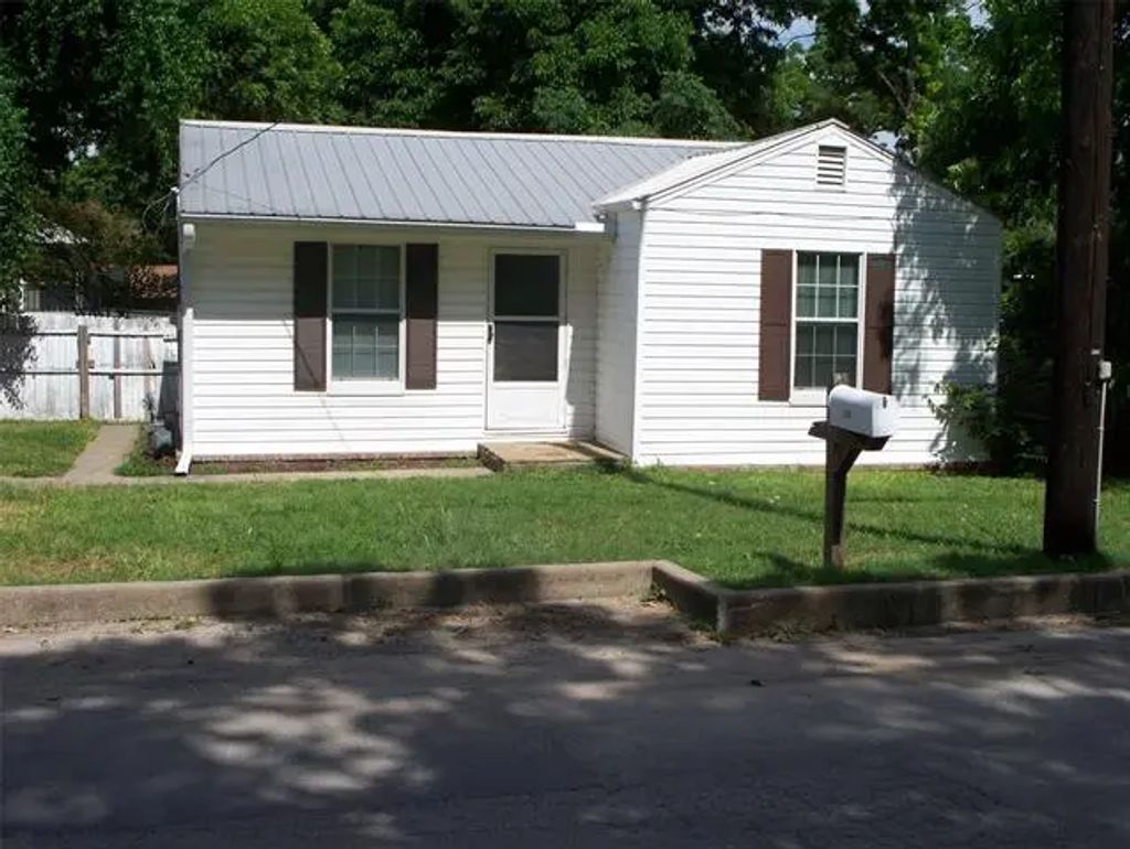 208 Bryan Street, Weatherford