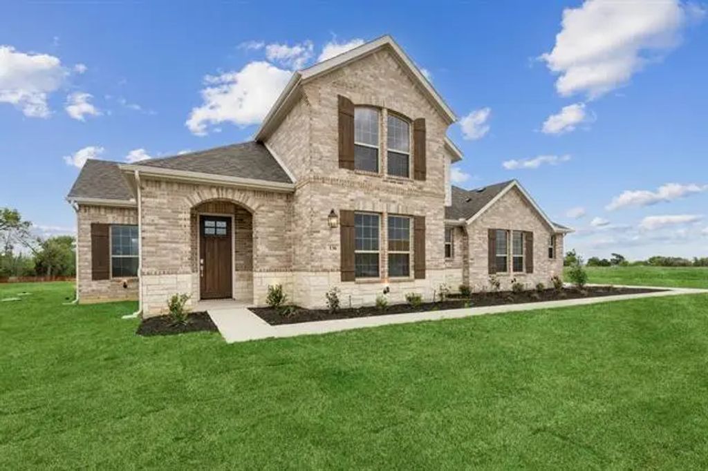 136 Swan Lake Drive, Waxahachie