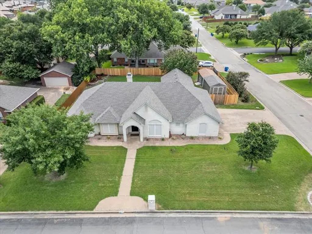 1416 Dendron Drive, Hewitt