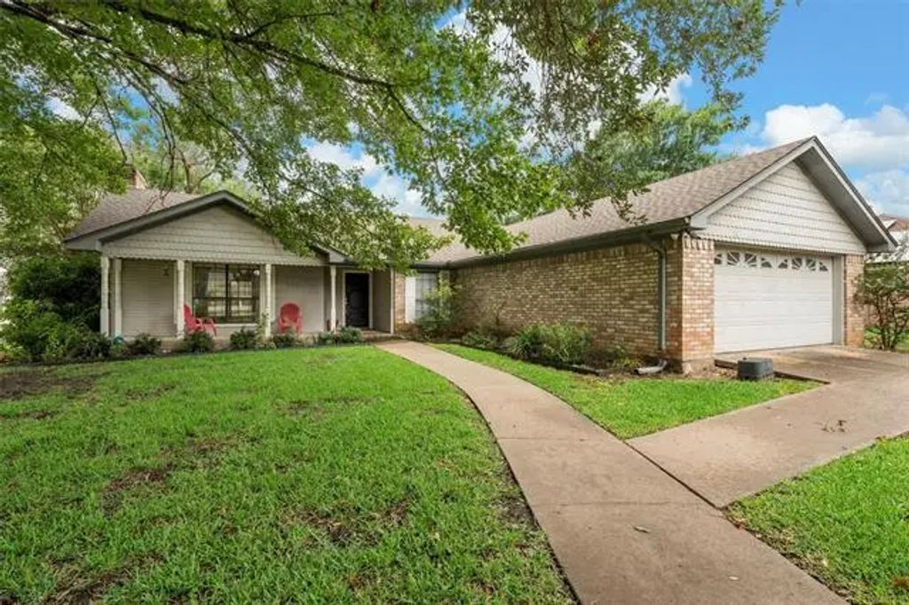 335 E Chapman Road, Hewitt