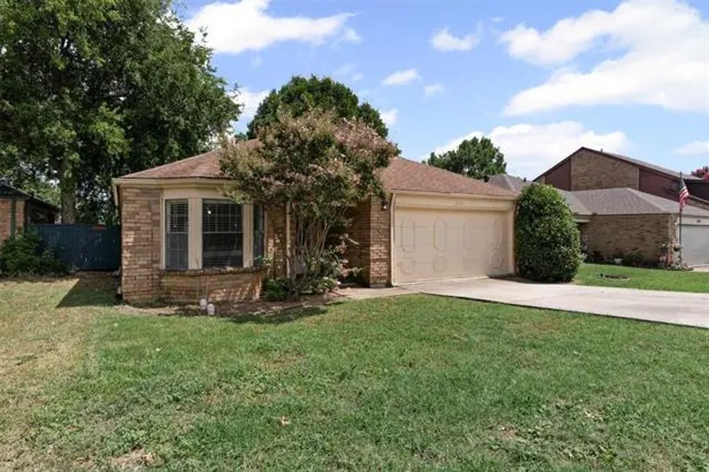 841 Country Club Place, Grand Prairie