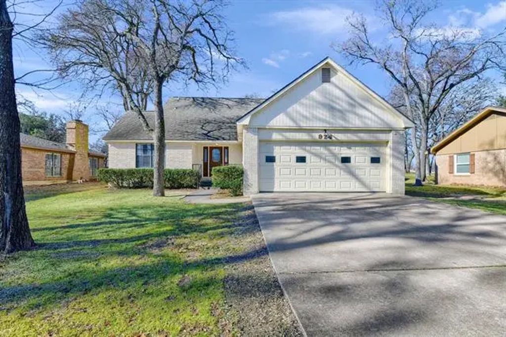 924 Kiowa Drive W, Lake Kiowa