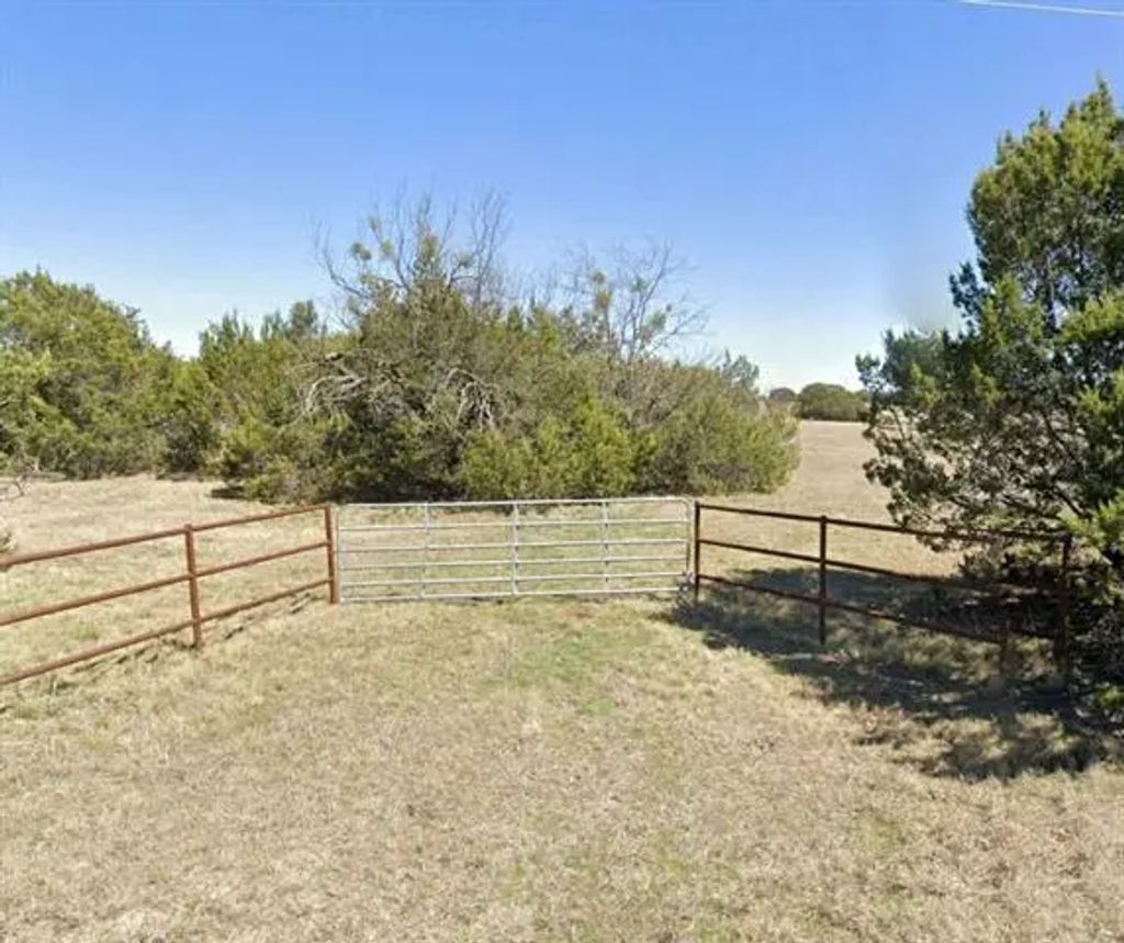 838 County Road 2650, Walnut Springs