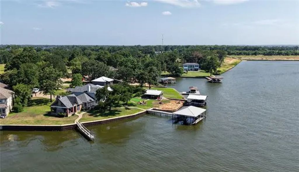 2213 N Wind Drive, Kemp