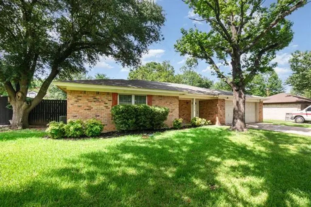 8613 Crestview Drive, North Richland Hills