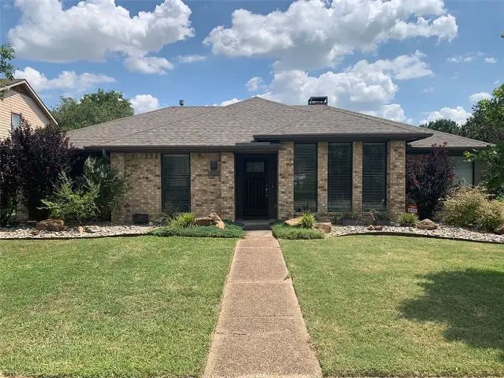 1670 Glencairn Lane, Lewisville
