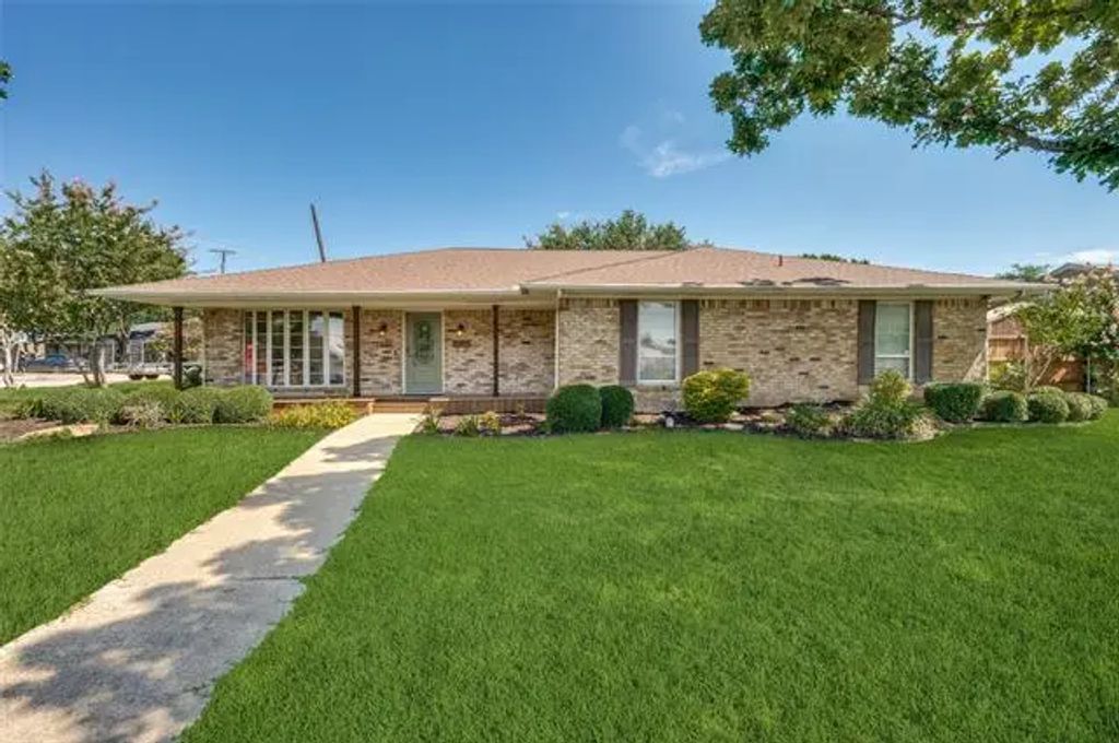 1601 Valleycrest Lane, Carrollton