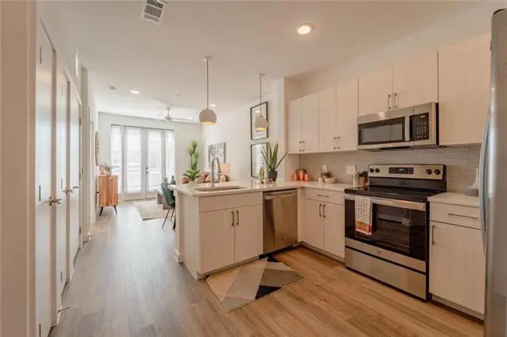 105 S Bishop Avenue 105-2218, Dallas