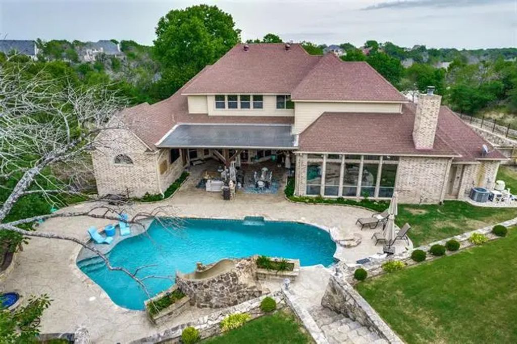 409 Oak Bluff Court, Fort Worth