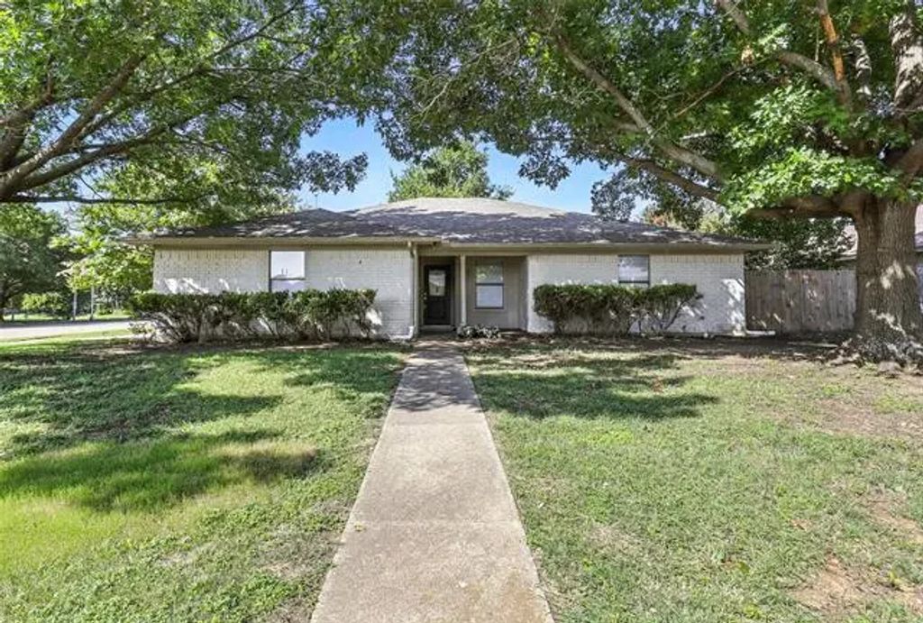 801 James Circle, Burleson