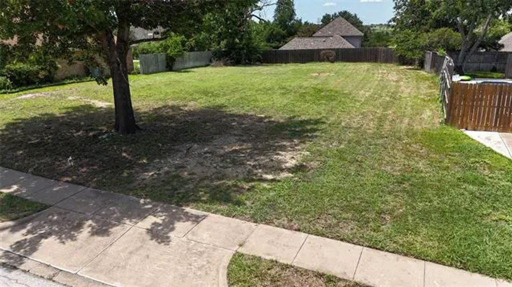 10004 Stoneleigh Drive, Benbrook