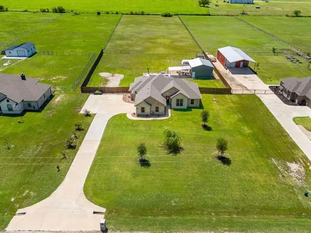 2210 County Road 1104, Cleburne