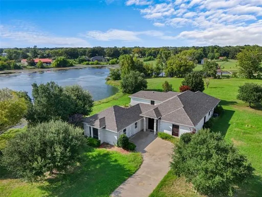 11151 County Road 4027, Kemp