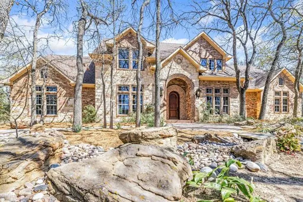 621 Alexandrite Drive, Oak Point