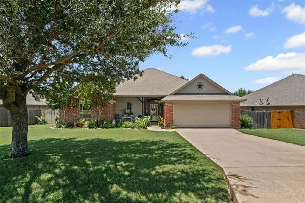 1003 Winding Road, Granbury