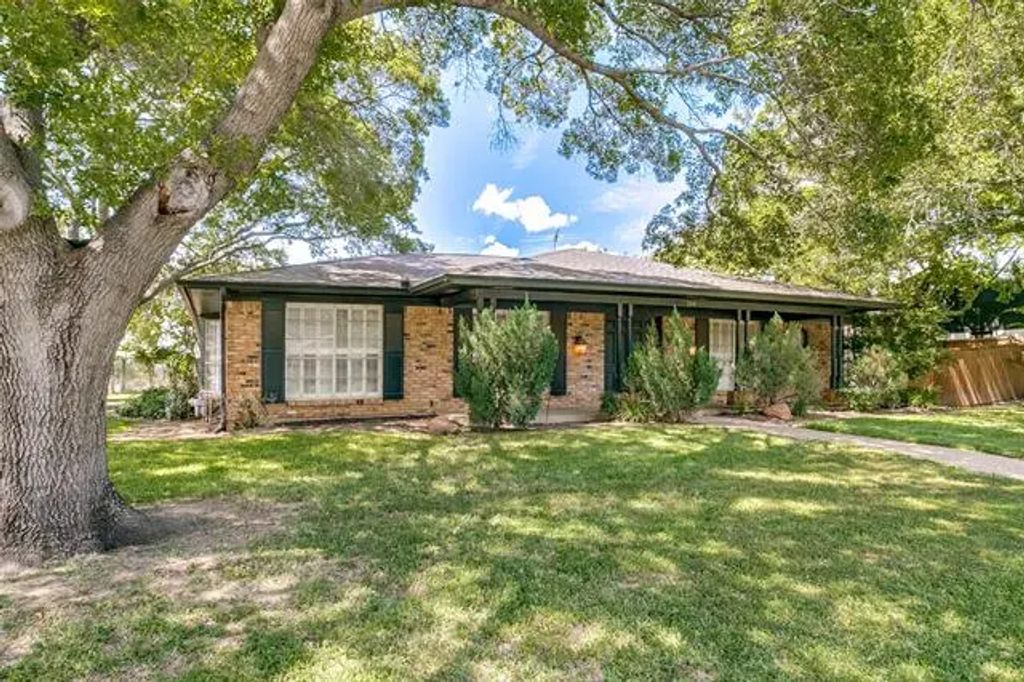 200 Shady Lake Drive, Hurst
