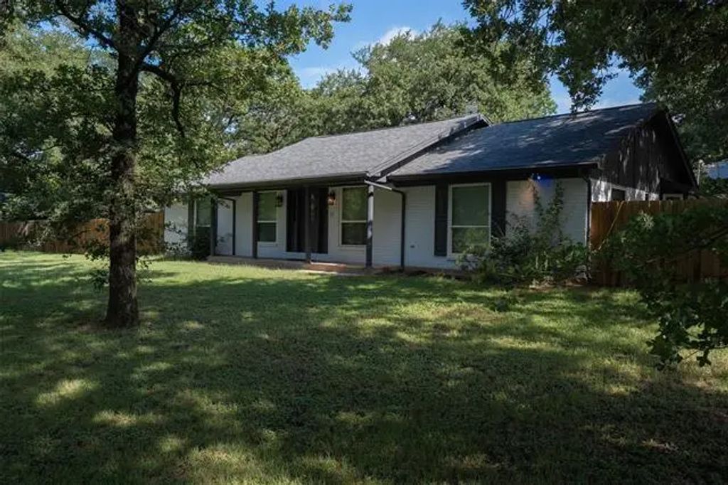 2005 Burleson Retta Road, Burleson