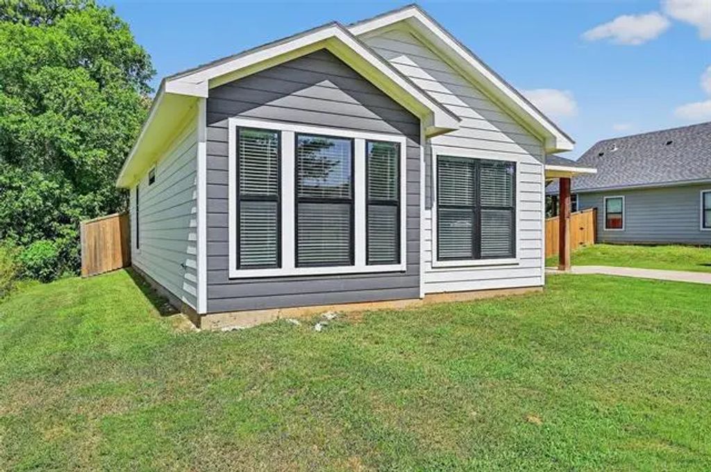 1513 S 7th Avenue, Denison