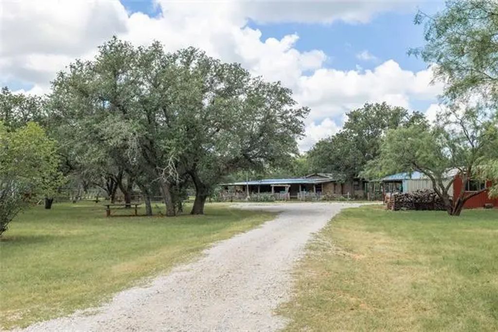 601 Country Oaks Lane, Brownwood