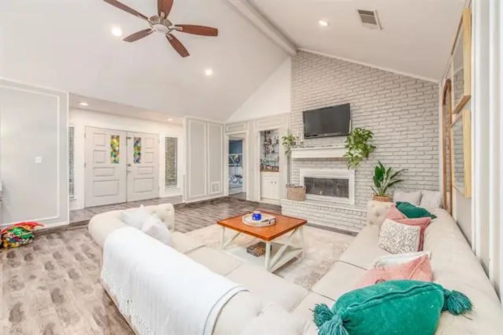 2704 Winding Oaks Drive, Arlington