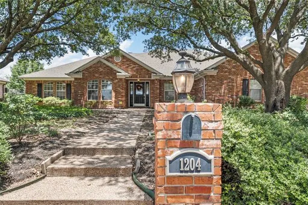 1204 Darbyton Drive, Hewitt
