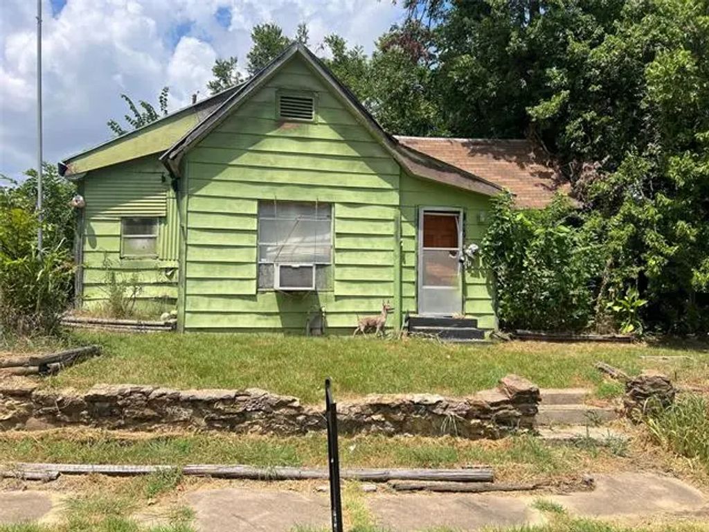 411 W Texas Street, Denison