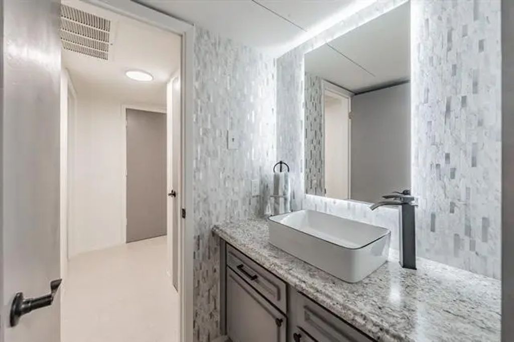 5300 Keller Springs Road 1095, Dallas