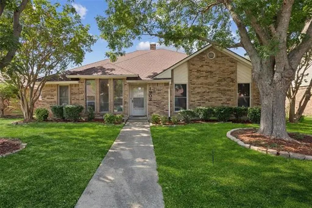 1902 Vera Cruz Drive, Carrollton