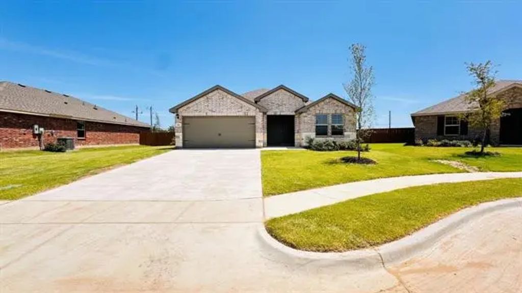 404 Marsh Street, Cleburne