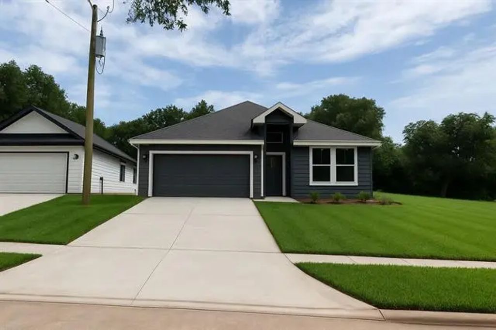 1025 Mustang Trail, Granbury