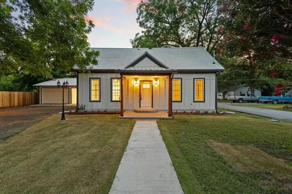 821 Doss Street, Bonham