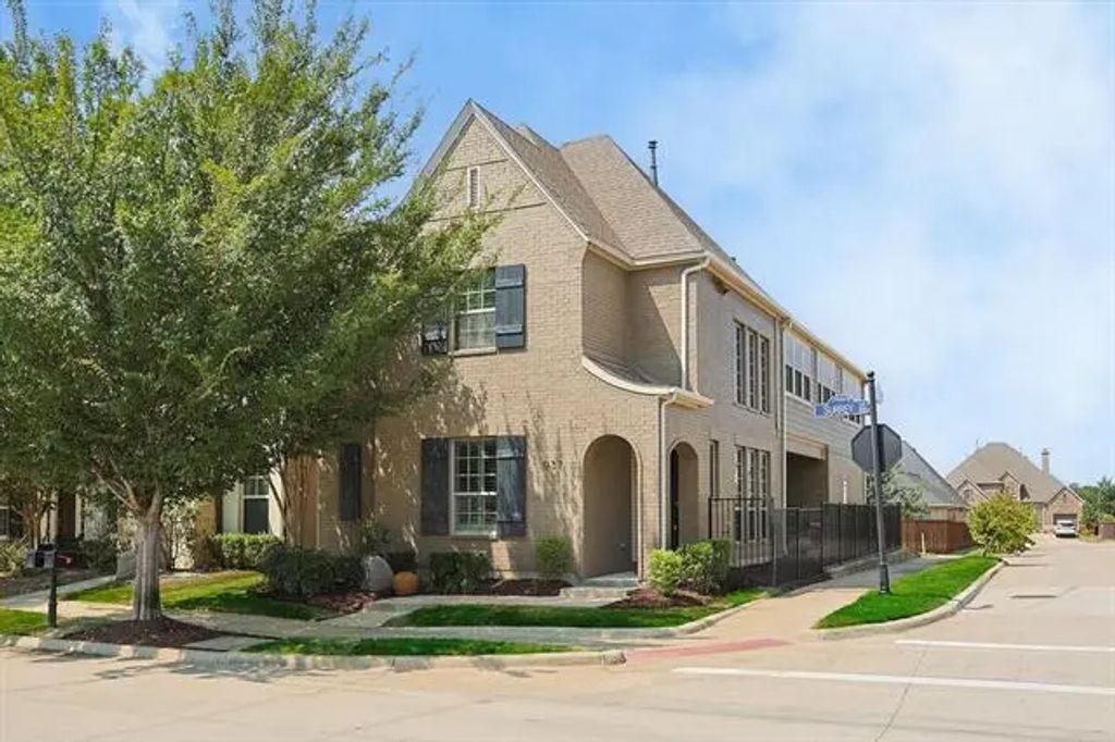657 Surrey Lane, Flower Mound