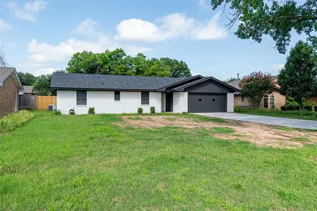 1356 N Dale Avenue, Stephenville
