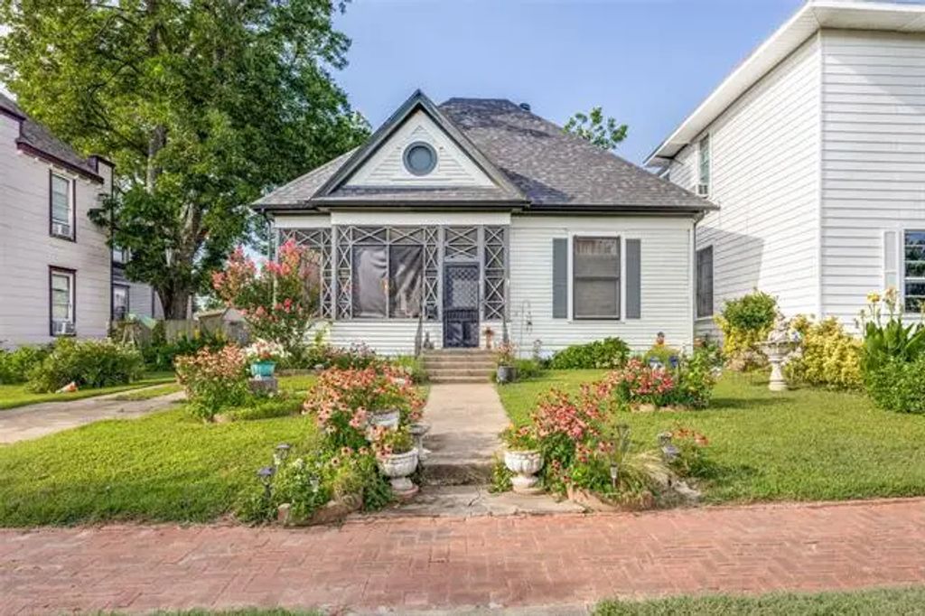 626 W Chestnut Street, Denison