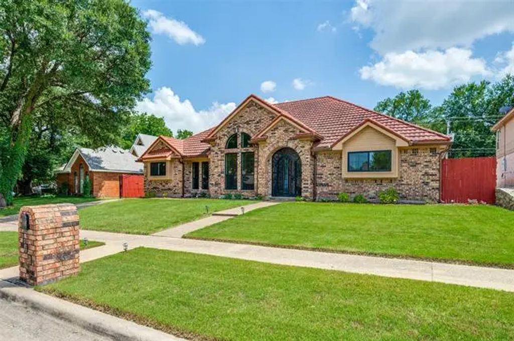 709 Evergreen Drive, Hurst